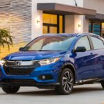 El Honda HR-V es un SUV compacto que ofrece una gran cantidad de espacio para carga y pasajeros, a pesar de ser uno de los modelos más pequeños de la marca. Es fácil de manejar en espacios urbanos gracias a su tamaño compacto y la excelente visibilidad. Aunque su aceleración es algo lenta, el HR-V compensa esta desventaja con un consumo de combustible muy eficiente.

La tracción delantera o la tracción total están disponibles, y cualquier modelo desde 2016 hasta 2022 suele tener un precio por debajo de los $20,000. El modelo 2022 HR-V EX es una excelente opción, ya que incluye asientos delanteros con calefacción y asistencia avanzada al conductor, lo que lo convierte en un SUV pequeño de gran valor y fiabilidad.