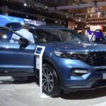 Ford Explorer Hybrid: decepción en fiabilidad y eficiencia

El Ford Explorer Hybrid parecía una opción atractiva sobre el papel, especialmente para quienes buscan un SUV híbrido con capacidades de remolque y mayor eficiencia de combustible. Sin embargo, la versión híbrida de este modelo ha tenido problemas con la fiabilidad y no cumple con las expectativas en cuanto a eficiencia de combustible en comparación con los modelos de gasolina.

A pesar de las expectativas, muchos compradores se han mostrado decepcionados con el rendimiento general del Explorer Hybrid. Los precios más altos de esta versión híbrida, sin un aumento significativo en la eficiencia o la fiabilidad, han llevado a muchos a preferir otras opciones híbridas más confiables.