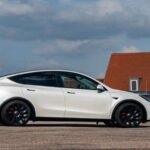 El Tesla Model Y es la opción perfecta para aquellos que buscan más espacio y versatilidad que el Model 3. Este SUV eléctrico comparte muchos de los avances tecnológicos del Model 3, pero con la ventaja de contar con mayor espacio de carga y la opción de una tercera fila de asientos, ideal para familias. Al igual que el Model 3, el Model Y tiene acceso a la extensa infraestructura de carga de Tesla, lo que facilita mucho los viajes largos.

La combinación de rendimiento comparable al Model 3, con el espacio adicional que ofrece, hace que el Model Y sea una de las mejores opciones para quienes buscan un SUV eléctrico de alto rendimiento sin romper el banco.