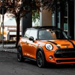 El Mini Cooper destaca en entornos urbanos gracias a su tamaño compacto y su manejo ágil. Cruce de tráfico y giros rápidos son su especialidad, mientras que caminos irregulares o viajes cargados le restan comodidad.