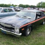 El Aspen R/T representó la transición hacia coches más pequeños y eficientes. Aunque fue nombrado “Coche del Año” por Motor Trend, también sufrió problemas de calidad, lo que no ha impedido que hoy sea un clásico curioso y llamativo.