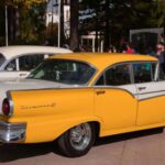 El Fairlane 500 demostró que el diseño futurista no tenía por qué ser exclusivo del lujo extremo. Sus aletas limpias y ascendentes, junto con molduras laterales inspiradas en la aviación, lo convirtieron en un éxito masivo. Con motores V8 como el Thunderbird Special de 312 pulgadas cúbicas y hasta 245 CV, ofrecía estilo espacial a un público mucho más amplio.