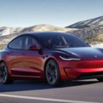 A simple vista parece un sedán eléctrico discreto, pero el Tesla Model 3 Performance entrega 510 HP y 554 lb-ft de par. Acelera de 0 a 60 mph en 2,9 segundos y suma elementos específicos como modo Track, mejoras aerodinámicas y componentes de suspensión y frenos exclusivos. Su precio final es de 56.630 dólares, lo que supone aproximadamente 111 dólares por caballo.