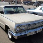 El Chevrolet Biscayne 1963 con el V8 409 ofrecía 409 CV declarados y se fabricó en solo 417 unidades. Según datos de ventas documentados, ejemplares sin restaurar suelen venderse por menos de 40.000 dólares, incluso con tren motriz correcto y opciones de época. Dado su peso ligero y su reputación en Super Stock a comienzos de los 60, existe una clara desconexión entre rareza, historia en pista y valor actual.