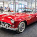El Ford Thunderbird nació como rival del Corvette, mezclando lujo y rendimiento en un deportivo refinado. Primero como biplaza y luego como convertible de cuatro asientos, se ganó fama por su diseño elegante, su V8 y su comodidad. A lo largo de los años mantuvo su prestigio, y una versión moderna podría recuperar ese equilibrio entre estilo clásico y prestaciones actuales.