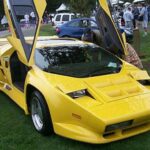 La respuesta de Estados Unidos al dominio europeo en superdeportivos fue el Vector W8. Su diseño parecía inspirado en aviones de combate, con líneas angulosas y múltiples tomas de aire. Contaba con un V8 biturbo de más de 600 CV, aunque también era conocido por sus problemas de sobrecalentamiento.