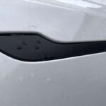 Tesla popularizó las manijas enrasadas, pero Aston Martin fue más allá. Sus manijas salen y se retraen automáticamente mediante sensores electromagnéticos que detectan la llave a varios metros, sin botones ni esfuerzo.