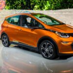 No es solo un hatchback compacto. Con una autonomía estimada por la EPA de hasta 262 millas por carga, el Bolt cubre con holgura el uso diario y escapadas cortas, combinando eficiencia, tecnología actualizada y un diseño moderno.