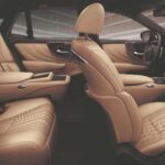 Uno de los mayores atributos del LS es su interior casi silencioso. Gracias al uso de cristales acústicos, cancelación activa de ruido y control activo del sonido, el aislamiento es sobresaliente.

Lexus incluso asegura que los asientos del LS 500 2024 están diseñados para reducir vibraciones. A esto se suma un interior amplio, con excelente espacio para piernas y cabeza, especialmente en las versiones de batalla larga, además de asientos calefaccionados, ventilados y con función masaje.