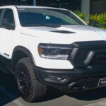 Ram se ganó su reputación a base de confort y capacidad. Suspensión neumática, interiores muy bien terminados y una gran capacidad de remolque hacen que incluso las versiones base puedan arrastrar cerca de 12.000 libras sin problemas.