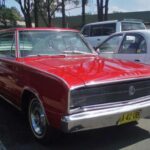 Introducido en 1966, el Dodge Charger se convirtió en un ícono de velocidad y estilo, especialmente la segunda generación (1968-1970). A pesar de la caída de su popularidad por normas de emisiones, restaurar un Charger permite mantener vivo su legado y la esencia de su “edad de oro”.