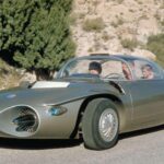 Tres años después, General Motors fue aún más lejos. El Firebird II abandonó la idea monoplaza y añadió espacio para cuatro adultos bajo una cúpula transparente. Su enfoque era más “familiar”, pero seguía siendo una fantasía tecnológica que anticipaba ideas de seguridad, aerodinámica y movilidad urbana imposibles para su época.