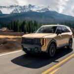 El Kia Telluride 2026 comparte muchas similitudes mecánicas con el Palisade, pero se distingue por su estilo más audaz y un chasis más firme. Este SUV ofrece un rendimiento equilibrado y una aceleración potente gracias a su motor V6, lo que lo hace ideal para aquellos que necesitan un SUV con capacidad de carga y tracción total. Su versatilidad en condiciones climáticas adversas y su amplia capacidad de carga lo convierten en una opción excelente para familias activas que disfrutan del off-road o las escapadas de invierno.