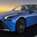 El Toyota Mirai, con su sistema de pilas de hidrógeno, suena como una idea innovadora, pero en la práctica tiene varios inconvenientes. Aunque Toyota sigue apostando por este modelo, los problemas logísticos y la falta de infraestructura son dos de los mayores retos que enfrenta este vehículo. Solo existen 58 estaciones de hidrógeno en todo el país, lo que limita enormemente su funcionalidad. Además, llenar el tanque de hidrógeno cuesta casi cuatro veces más que llenar un coche de gasolina, lo que lo convierte en una opción poco práctica. Para 2026, el Mirai no será una compra recomendable para quienes busquen un coche funcional y asequible.