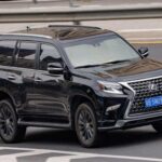 El Lexus GX es una excelente opción para quienes buscan un SUV de lujo que no solo ofrezca elegancia, sino también fiabilidad. Equipado con un motor V8 robusto y capacidades todoterreno, el GX se mantiene a la altura de las expectativas de los conductores exigentes. Al compartir muchos de sus componentes con el Toyota Land Cruiser, el Lexus GX se destaca por sus bajos costos de mantenimiento y su durabilidad a largo plazo. Es un SUV que combina lujo, confiabilidad y practicidad, convirtiéndolo en una excelente inversión.