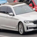 Aunque el BMW Serie 5 ofrece una excelente experiencia de conducción y un alto nivel de confort, es conocido por fallos eléctricos frecuentes, pérdidas de aceite, averías de turbo y desgaste prematuro de la suspensión. Con el paso del tiempo, estos problemas se acumulan y el coste medio de mantenimiento alcanza los 1.000 dólares anuales.