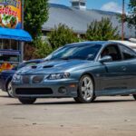 El regreso del nombre GTO confundió a muchos, especialmente por su origen australiano basado en el Holden Monaro. Bajo su diseño discreto se escondía un auténtico misil, primero con el V8 LS1 de 350 CV y luego con el LS2 de 400 CV. Su excelente comportamiento dinámico nunca fue suficiente para compensar una estética demasiado sobria, convirtiéndolo en uno de los deportivos V8 más infravalorados del mercado usado.