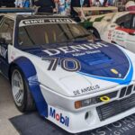 El BMW M1 fue un movimiento audaz de la marca alemana para entrar en el terreno de los superdeportivos. Diseñado por Giorgetto Giugiaro y con un seis cilindros central de 3,5 litros, el M1 nació con vocación de competición. Problemas de homologación limitaron su producción a 453 unidades, pero sentó las bases de la legendaria división BMW M y se convirtió en un clásico de enorme prestigio.