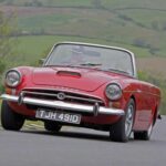 El sleeper definitivo nació cuando el ingeniero Erich Waxenberger decidió introducir un V8 de 6,3 litros del Mercedes 600 en una discreta berlina de lujo. El resultado fue un auténtico transatlántico capaz de superar los 140 mph y acelerar de 0 a 100 km/h en 7,3 segundos, cifras impresionantes incluso hoy.