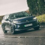 El Renault Scenic E-Tech se posiciona como el segundo eléctrico más fiable, con una puntuación del 97,5%. Este crossover mediano combina una excelente calidad de vida a bordo con una notable robustez mecánica. Su batería de 87 kWh permite alcanzar hasta 381 millas de autonomía y ofrece un maletero de 545 litros, superando a varios rivales directos del segmento.