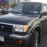 La Toyota Tacoma de primera generación está siendo redescubierta por millennials que buscan pick-ups compactas, prácticas y resistentes. Frente al tamaño descomunal de los modelos actuales, estas Tacoma encajan mejor en garajes urbanos, rutas off-road y un uso diario realista, manteniendo la legendaria fiabilidad de Toyota.