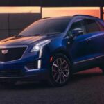 El Cadillac XT5 ($44,300) sigue siendo una opción de lujo accesible, pero con el modelo 2026, Cadillac ha mejorado considerablemente su oferta. La versión 2026 introduce características avanzadas como el Paquete Tecnológico de serie, que incluye Head-up Display, cámara de 360 grados y asistencia automática de estacionamiento. Además, las versiones Premium Luxury y Sport ahora vienen con más equipamiento estándar. Este SUV de lujo combina una conducción cómoda y elegante con una gama completa de características de tecnología avanzada, lo que lo convierte en una opción atractiva para los compradores que buscan lujo a un precio competitivo.