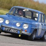 Renault recurrió al mítico Amédée Gordini para transformar al discreto R8 en algo especial. El primer Renault 8 Gordini de 1964 ya ofrecía más carácter, pero fue la versión de 1966 la que entró en la leyenda. Con su inconfundible pintura azul con franjas blancas, faros adicionales y un motor ampliado a 1,25 litros y 110 CV, el Gordini se convirtió en un auténtico coche de carreras para la calle.