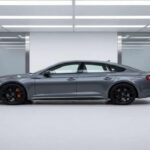 El Audi RS5 Sportback aparenta calma hasta que decide no hacerlo. Esconde su sonido, su empuje y su carácter hasta el momento justo. Se comporta educadamente, pero hay una tensión constante bajo la superficie. Parece diseñado para alguien que no quiere explicar por qué su coche es rápido. Es uno de esos modelos que, con el tiempo, envejecen de forma extraña… y normalmente para bien.