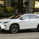 Puntuación ACSI: 87/100

Lexus lidera el ranking con claridad. La marca premium de Toyota dio un salto notable respecto al año anterior y volvió a consolidarse como referencia en fiabilidad, confort y coherencia general del producto. Su fortaleza no está en la estridencia tecnológica, sino en hacer que todo funcione bien, siempre. Esa previsibilidad es, justamente, lo que más valoran sus clientes.