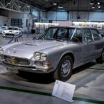 El Maserati Quattroporte original fue un auténtico punto de inflexión. Primer cuatro puertas de la marca y primer Maserati de producción con motor V8, combinaba inspiración de un exclusivo 5000GT con la posibilidad de viajar en familia a velocidades propias de un gran turismo. Nacía así el concepto de superberlina italiana.