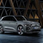 El Audi Q8 e-tron, antes conocido como e-tron, fue uno de los primeros SUVs eléctricos de lujo de la marca alemana. Sin embargo, la baja demanda y la decisión de cerrar la fábrica donde se produce este modelo han llevado a Audi a retirarlo del mercado en 2026. Este SUV de grandes dimensiones y alto rendimiento se había ganado el favor de los entusiastas de los vehículos eléctricos, pero su salida no será una sorpresa dada la transformación de Audi hacia nuevos modelos y segmentos. Por el momento, no hay planes confirmados para reemplazarlo.