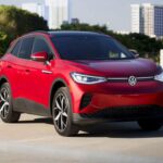 El ID.4 es el SUV eléctrico más vendido de Volkswagen, pensado para quienes cambian a la movilidad eléctrica por primera vez. Su conducción familiar, amplio espacio y precio competitivo lo hacen práctico y fácil de vivir, sin buscar destacar por innovación radical, sino por ofrecer la experiencia de un Volkswagen confiable, ahora eléctrico.