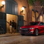 El Malibu Hybrid tiene economía de combustible decente, pero valor de reventa bajo y escasa disponibilidad de soporte mecánico especializado. GM no ha desarrollado su línea híbrida con la misma consistencia que Toyota o Honda, lo que dificulta el mantenimiento y las reparaciones.