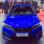 El Honda Civic 2026 tiene un precio de partida de $24,595, y su versión híbrida ha sido galardonada con el título de Coche del Año en Norteamérica 2025. Con 200 caballos de fuerza y un rendimiento de hasta 50 mpg en ciudad y 47 mpg en carretera, este sedán compacto es perfecto para quienes buscan una mezcla de eficiencia de combustible y un manejo ágil. Además, el Civic Hybrid incorpora tecnología avanzada con características como Google integrado, Apple CarPlay, Android Auto y un sistema de sonido premium Bose. A pesar de su accesibilidad, ofrece una experiencia de conducción sorprendentemente sofisticada.