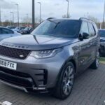 Land Rover, a pesar de su imagen robusta y su capacidad para el off-road, tiene una reputación nada envidiable por sus constantes averías. Los vehículos de esta marca, especialmente los modelos con suspensión neumática, son propensos a sufrir fallos en el motor y en otros componentes cruciales. Aunque su apariencia y capacidad todoterreno los hacen atractivos, los Land Rover suelen pasar más tiempo en el taller que en la carretera. Las piezas de repuesto son caras y el coste de mano de obra no es barato, lo que convierte a la marca en una opción costosa a largo plazo.