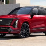 El Cadillac Vistiq 2026, con un precio base de $77,395, será uno de los SUV eléctricos más exclusivos del mercado. Con una potencia de 615 caballos de fuerza y una aceleración de 0 a 100 km/h en 3.7 segundos, este modelo de tres filas de asientos es más rápido que muchos deportivos. Además, su sistema de infoentretenimiento contará con una pantalla LED de 33 pulgadas y un sistema de audio AKG de 23 altavoces. Con versiones de gama alta que superan los $96,000, el Vistiq ofrecerá lujo, rendimiento y tecnología, convirtiéndolo en un modelo de referencia para los entusiastas de los autos de lujo.