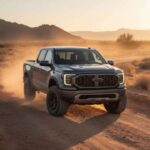 Las camionetas, por su naturaleza, nunca se sienten “nuevas” por mucho tiempo, y la Ford F-150 es el ejemplo perfecto de esto. Las primeras rayaduras llegan rápidamente, y la depreciación del precio es igual de rápida. Comprar una F-150 usada tiene más sentido, ya que puedes disfrutar de su potencia y espacio sin tener que pagar el precio completo. Además, como son vehículos pensados para trabajar y no para mantenerlos impecables, comprarla usada es una decisión práctica que no compromete su utilidad.