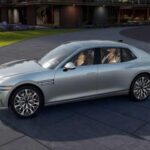 El Genesis G90, aunque relativamente nuevo en el mercado, ha demostrado ser una excelente alternativa a los tradicionales Mercedes S-Class y BMW 7 Series. Con un precio inicial de $92,700, este sedán de lujo ofrece una combinación de lujo genuino y fiabilidad gracias a la ingeniería coreana. Su motor y sistema de propulsión han sido diseñados para durar, y Genesis ofrece una garantía de 10 años o 100,000 millas para respaldar esa fiabilidad. A pesar de que algunos compradores tradicionales de lujo puedan dudar del emblema, los propietarios de Genesis disfrutan de una experiencia de conducción de primera sin las costosas reparaciones que acompañan a otras marcas de lujo.