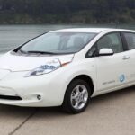 el LEAF de primera generación sufre una obsolescencia tecnológica clara. su conector CHAdeMO limita la carga rápida a 50 kW, muy lejos de los más de 150 kW que ya son habituales con CCS. aunque existen adaptadores, la red de carga prioriza cada vez más los estándares modernos, lo que compromete seriamente la usabilidad futura de estos modelos anteriores a 2018.