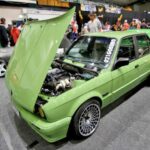 El E30 ofrece una construcción de alta calidad, estilo equilibrado y una dinámica de conducción sobresaliente. Desde modelos 325i hasta el icónico M3, es versátil según el presupuesto. Buenos ejemplares se consiguen desde $10,000, y su creciente culto asegura que su valor podría aumentar con el tiempo.