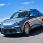 El sistema de doble motor entrega 429 caballos, con un Boost temporal que llega a 483 hp. La aceleración de 0 a 100 km/h en alrededor de cuatro segundos es rápida, pero no agresiva. Con casi 2,200 kg y neumáticos para todo clima, el GV60 prefiere confianza y control a velocidad pura, buscando una experiencia de conducción refinada en lugar de una obsesión por récords.