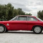 El GTV6 es la esencia de la pasión italiana: diseño clásico, motor Busso V6 y equilibrio de chasis. Cada viaje despertaba emociones gracias a su estilo europeo y maniobrabilidad en carreteras sinuosas. A pesar de la fama de fiabilidad variable, sigue siendo un coche muy apreciado por su carácter y sonido inconfundible.