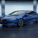 Con un nombre suave, el Regal GS escondía un comportamiento agudo y emocionante. Calmado en apariencia, pero inquieto bajo la carrocería, pocas personas lo tomaron en serio. Para quienes supieron apreciar su capacidad, resultaba un sedán sorprendentemente divertido y convincente.