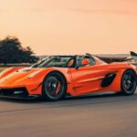 El fabricante sueco Koenigsegg creó el Jesko como homenaje a su fundador y su padre, Jesko von Koenigsegg. Este hipercoche alcanza 1.600 caballos de fuerza gracias a su motor V8 biturbo de 5 litros y una transmisión Koenigsegg de nueve velocidades.

Disponible en las versiones Attack y Absolut, el Jesko combina aerodinámica avanzada, puertas tipo tijera y lujo minimalista con asientos de fibra de carbono. Solo se fabricarán 125 unidades, con un precio que supera los $3 millones. La versión Attack está orientada a pista, mientras que Absolut prioriza velocidad máxima y diseño aerodinámico.