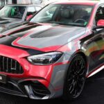 El Mercedes-AMG C63 2023 combina lujo y potencia de manera elegante. Bajo el capó se encuentra un V8 artesanal que ofrece una experiencia adrenalínica, mientras que el diseño exterior es agresivo y refinado, reflejando la herencia de AMG.

Interior: Cabina refinada con iluminación ambiental y sistema de sonido premium

Conducción: Comodidad y rendimiento equilibrados
Ideal para quienes desean un sedán potente y lujoso sin comprometer la elegancia.