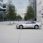 Con su diseño afilado y su espíritu de los 90, el Nissan 300ZX es un gran ejemplo de cómo los autos deportivos de los años 90 todavía mantienen una gran presencia en la carretera. Su comportamiento es algo pesado, lo que da una sensación de estabilidad y control, pero es su velocidad progresiva lo que lo hace atractivo. A diferencia de los autos deportivos más agresivos de la época, el 300ZX entrega una potencia que debes aprender a manejar. Con su motor V6 y su tracción trasera, es el tipo de auto en el que puedes sentirte parte de un club selecto de conductores.