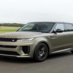 El Range Rover Sport ha logrado mantenerse como un imán de ventas en el segmento de SUV de lujo, con 2,306 unidades vendidas en 2025, un aumento del 4,5% en comparación con el año anterior. Aunque con un precio más alto, este modelo sigue ofreciendo las mismas características excepcionales de los modelos más grandes de Range Rover. La calidad de los materiales en el interior, la conducción suave y la presencia imponente en la carretera hacen del Sport una opción que atrae tanto a quienes buscan confort como a los entusiastas del rendimiento.