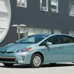 El Toyota Prius es el coche híbrido por excelencia, famoso por su impresionante eficiencia de combustible. Su motor de gasolina de 1.8 L combinado con un motor eléctrico lo convierte en una opción ideal para quienes buscan reducir el consumo de gasolina y las emisiones. Las baterías híbridas de este modelo pueden durar entre 240,000 y 400,000 kilómetros, y el coste de reemplazo es mucho más económico que en las generaciones anteriores. Si bien las baterías híbridas son un aspecto importante a considerar, el Prius sigue siendo uno de los coches más fiables del mercado con alto kilometraje, y muchos propietarios siguen disfrutando de él incluso después de haber superado los 200,000 km.