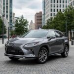 El Lexus GX es un SUV de lujo que se basa en la ingeniería robusta de Toyota. Con su motor V8 y su chasis rígido, este modelo se ha diseñado para durar, sin renunciar a la calidad de lujo. Su estructura tradicional, centrada en la durabilidad y no en las modas pasajeras, lo convierte en una opción resistente a lo largo de los años. A pesar de ser un vehículo de lujo, el Lexus GX está construido para resistir y proporcionar años de servicio confiable, lo que lo convierte en una opción destacada para quienes buscan longevidad y confort en un SUV.