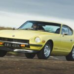 Con el Datsun 240Z, Japón revolucionó el mercado de los deportivos accesibles. Lanzado en 1969, ofrecía un seis cilindros de 151 CV, un diseño elegante firmado por Albrecht Goertz y una fiabilidad muy superior a la de sus rivales europeos. Su éxito fue inmediato, especialmente en Estados Unidos, donde ayudó a cambiar la percepción del automóvil japonés para siempre.